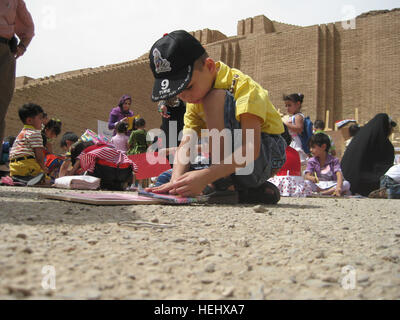 Kindergarten Studenten aus Mumsuna Schule in Nasiriyah, Irak, komplette Kunstwerke während der Teilnahme an einer Zeremonie anlässlich der Übertragung der Zikkurat von Ihr aus den USA zu irakischen kontrollieren. Die Zikkurat war seit 2003 für die Öffentlichkeit geschlossen. Die Zeremonie nahmen irakische Regierung und militärische Vertreter von Multi-National Division - Süd. Die Zikkurat wurde durch Ihre sumerische König-Nammu 2100 v. Chr. erbaut. Multi-National Division - Süd Führer besuchen Zeremonie im Zikkurat von Ihrem 171882 Stockfoto