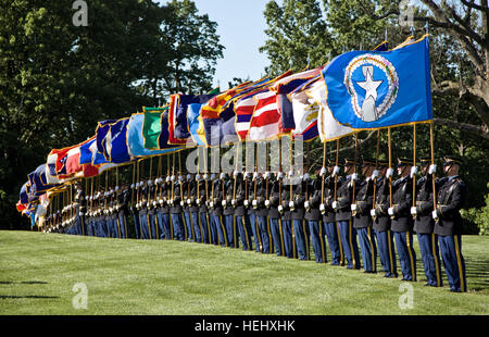 US-Armeesoldaten aus der 3. Infanterie-Regiment, bekannt als "The Old Guard" anzeigen Flags, die die 50 Staaten während der 2009 Non-commissioned Officer Parade bei Whipple Feld in Fort Myer, Virginia, Mai 19. Der Zweck der Veranstaltung war, 17 aktuelle Mitglieder des US-Kongresses zu Ehren, als Unteroffiziere der US Army vor dem fortfahren ihres Lebens des Dienstes in der US-Senat und Repräsentantenhaus stolz serviert. 2009-Unteroffizier-Parade 173390 Stockfoto