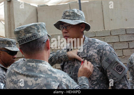 Generalmajor Curtis Scaparrotti (links), Kommandeur der 82. US-Luftlandedivision, vergibt die Bronze-Medaille beginnen mit Tapferkeit an Sgt. James Carter Jr., der St. Robert, Mo., Unternehmen B, 2. Bataillon, 505. Fallschirm-Infanterie-Regiment, 3rd Brigade Combat Team, 82nd Abn zugewiesen. Div., Multi-National Division - Bagdad, liegt im Bezirk 9 Nissan Osten Bagdads 22. Mai, gemeinsame Sicherheit Station Loyalität. Scaparrotti Carter für seine Handlungen im Kampf nach einem improvisierten Sprengsatz-Angriff auf seinen Konvoi am 17. Juli 2007, in Samarra, Irak ausgezeichnet. Mut im Kampf verdient Medic Tapferkeit awa Stockfoto