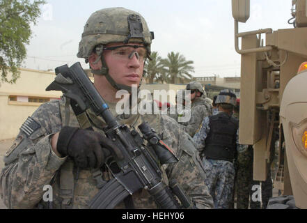 Sgt. Randy Powell, von Sanrafael, Kalifornien, zugeordnet der zentrale und Headquarters Company, 2. Bataillon, 505. Fallschirm-Infanterie-Regiment, 3rd Brigade Combat Team, 82nd Airborne Division, Multi-National Division-Bagdad, prüft seinen Sektor während der Operation Asfah Ramlyah, einen kombinierten Abstand Betrieb, Mai 28 in der Stadt von Sumer Al-Ghadier, liegt im Bezirk 9 Nissan Osten Bagdads. Fallschirmjäger, zusammen mit nationalen Polizisten zugewiesen 8. NP-Brigade, 2. NP Division mehrere Waffen beschlagnahmt, während des Betriebs. Betrieb Asfah Ramlyah liefert Ergebnisse 175579 Stockfoto