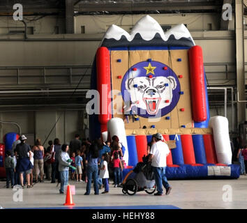 Familien und Kinder genießen US Army Alaska Hüpfburgen in den Pausen zwischen dynamischer Elemente des 2012 Arctic Thunder Open House, 29 Juli, am gemeinsamen Basis Elmendorf-Richardson, Alaska. Spaß für Kinder auch! 636296 Stockfoto