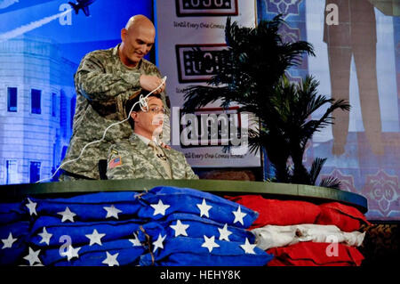 Multi-National Force Irak Kommandierender General Ray Odierno hilft Stephen Colbert mehr "Soldierly" werden durch das Rasieren sein Markenzeichen Haar in Montages Episode von "The Colbert Report." Colbert gefilmt wöchentlich Episode aus Camp Victory Al-Faw-Palast in Bagdad, Irak, als Teil einer USO Tour. Army.mil-40677-2009-06-11-130625 Colbert Haarschnitt Stockfoto