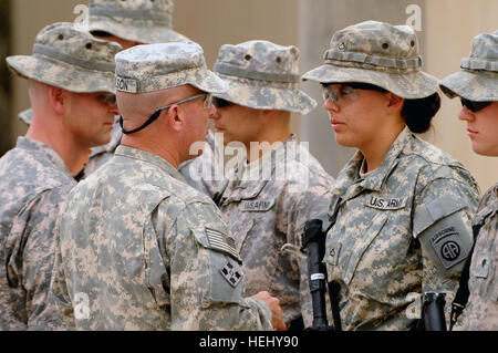 US Armee-Befehl Sgt. Major Lawrence Wilson aus Austin, Texas, Befehl Sergeant-Major für Multi-National Force - Irak, spricht mit US Armee Pfc. Heather Kostov, Sumter, SC, Headquarters und Headquarters Company, 3rd Brigade Combat Team, 82nd Airborne Division, während seines Besuchs in gemeinsamen Sicherheit Station Loyalität, östlichen Bagdad, Irak, am 8. Juni. Command Sergeant Major Wilson dankte ihr und ihrem Kollegen Soldaten für ihren Dienst und schenkte ihnen seine Münze der Exzellenz. Command Sergeant Major Wilson Coins Soldaten in Bagdad, Irak 179010 Stockfoto