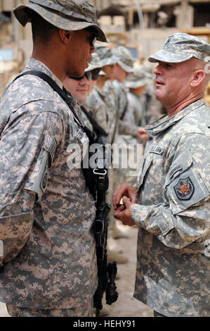 Command Sergeant Major Lawrence Wilson (rechts), oben eingetragenen Führer der multinationalen Kräfte-Irak, spricht mit Fallschirmjäger-Brigade spezielle Truppen Bataillon, 3. Brigade Combat Team, 82nd Airborne Division, Multi-National Division-Bagdad, für ihren Dienst zugewiesen 8 Juni bei seinem Besuch in gemeinsamen Sicherheit Station Loyalität, befindet sich in 9 Nissan Bezirk Osten Bagdads. Wilson präsentiert seine Münze der Exzellenz zu mehreren Fallschirmjäger während seines Besuchs. Lion 9 Besuche Fallschirmjäger am gemeinsamen Sicherheit Station Treue 178303 Stockfoto