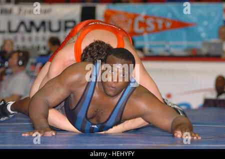 0552-DremielByers.jpg: Staff Sgt Dremiel Byers, der eine Goldmedaille in der griechisch-römischen Schwergewicht des Conseil International du Sport Militaire Wrestling Weltmeisterschaft 2005 21 Aug. in Vilnius, Litauen gewann, ist hier abgebildet, immer die Matte während der US-Wrestling World Team Trials in Ames, Iowa abgehoben zu vermeiden. Ein Ringer in der US-Armee Welt Klasse Athlet Programm, die in Fort Carson, Colorado, stationiert ist Byers wurde benannt TheMat.Com Wrestler der Woche für Aug. 16 bis 22.  Foto: Tim Hipps, USACFSC Public Affairs OCPA-2005-09-01-165050 Stockfoto