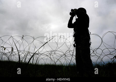 US Armee Sgt. Eddie Wilkins, Avenger Battery Non-Commissioned Offizier in Charge, 263rd Anti-Air Missile Defense Command, South Carolina National Guard, sucht visuell eine gegnerische Kräfte Flugzeug während der Übung Amalgam Dart, Camp Rilea, Oregon, 15. Juni 2009.  (Foto: U.S. Air Force technisch SGT Sean M. Worrell) Flickr - der US-Armee - auf der Suche nach Gegenkräfte Stockfoto