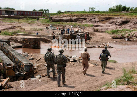 Provinz NANGARHAR, Afghanistan – Mitglieder der Nangarhar Provincial Reconstruction Team untersuchen die Baustelle für die Qalay Durani Fußgängerbrücke im Surkh Rod District, Provinz Nangarhar, Juni 16. Die Fußgängerbrücke bieten einen sicheren Durchgang über einen Fluss für die Dorfbewohner in der Gegend. (Foto von Nangarhar Provincial Reconstruction Team) Surkhrod Brücke Stockfoto