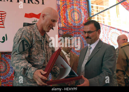 Harker Heights, Texas native, Oberstleutnant Timothy Karcher, Kommandant, 5. Kavallerie-Regiment, 2. Bataillon, 1. Kavallerie-Division, 1. Brigade Combat Team präsentiert Sameer al Haddad, ein Vertreter aus dem Büro von Premierminister des Irak, einen symbolischen Schlüssel bedeutet die Übertragung der Verantwortung der Joint Security Station Sadr City im Nordosten Baghdad während der offiziellen Zeremonie am 20 Juni. Ironhorse kehrt Sadr City Security Station in irakischen Armee 181990 Stockfoto