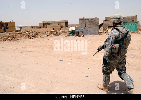 US Army Staff Sgt Oliver Nied aus Mannheim, Deutschland, der 2. Zug, A Company, 2. Bataillon, 505. Fallschirm-Infanterie-Regiment, 3rd Brigade Combat Team, 82nd Airborne Division, bietet Sicherheit bei der Beurteilung der zivilen Verbesserungsprojekte in Muhallahs 760 und 762, östlichen Bagdad, Irak, am 21. Juni 2009. Die Projekte umfassen Marktgebiete, Straßenpflaster und lokalen Kanalisation zu verbessern. Fallschirmjäger, nationale Polizei patrouillieren Oubaidy 181478 Stockfoto