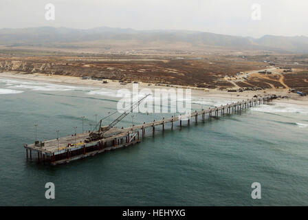 Navy erhöhten Damm System gehört zu vielen Equipments an, die als Teil des Hafens, improvisierte während gemeinsame Logistik über The Shore 2008 dienen wird. Der Kran auf die ELKOS hebt die Fahrzeuge und Container aus dem leichtern und kleinere Schiffe und bietet eine Leitung an das Ufer.  JLOTS ist eine jährliche Übung die erhöht sich der Armee und Marine's Fähigkeit, improvisierte Häfen für den Transport von Ausrüstung vom Schiff ans Ufer, wenn ein Hafen oder Pier bauen wurde beschädigt oder ist nicht vorhanden. Fast 1.500 Stück Walzausrüstung und See-Container werden von Schiffen mit einer Reihe verschoben Stockfoto