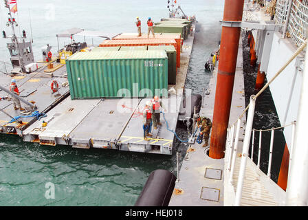 Soldaten mit der 7. Transportgruppe 331st Transport-Unternehmen, die Armee ist nur schwebende Damm Unternehmen und Marine Seabees mit amphibischen Bau-Bataillon 1 sicher ein Stück verbessert Navy leichterung System beladen mit Containern, die eine Marine erhöhten Damm System, 26. Juli, am Strand von Camp Pendleton, Kalifornien während gemeinsame Logistik über The Shore 2008. JLOTS ist eine Übung, die erhöht sich der Armee und Marine's Fähigkeit, improvisierte Häfen für den Transport von Ausrüstung vom Schiff ans Ufer, wenn ein Hafen oder Pier bauen wurde beschädigt oder ist nicht vorhanden. Fast 1.500 Stockfoto