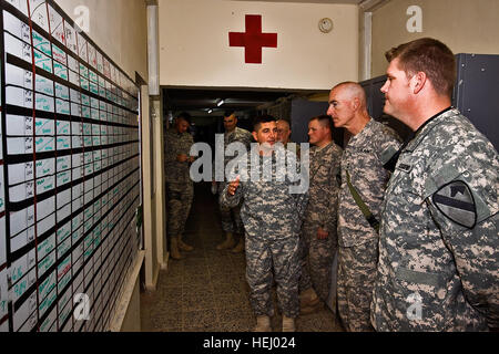 Bei einem Besuch in die 1. Luft-Kavallerie-Brigade, 1. Kavallerie-Division, Tcl/TK-National Division-Bagdad bekommt Generalmajor Daniel Bolger (Mitte), Kommandierender general der 1. Cav. Div. und MND-B, einen Überblick auf Medevac-Operationen von Oberstleutnant Ralph Litscher (links), Kommandeur des 2. Bataillon, 1. ACB und CPT. Alec Finlay (rechts), Beauftragter für die Medevac Ablösung, Company C, 2. Mrd. , 1. ACB, 27. Juni um Camp Taji, Irak, nördlich von Bagdad. Die Co. C Medevac Mission betreibt für knapp einen Monat in Watford und Kalsu, im Irak, da sie Operationen von Combat Aviation Brigade übernahm, Stockfoto