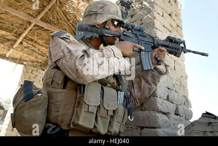 MAIN POSHTEH, AFGHANISTAN - Juli 2: A US Marine von 2. Marine Expeditionary Brigade, RCT 2nd Battalion 8. Marines Echo Co. aussieht, um seine Waffe zu schießen, wie sie den Feind während dem Beginn der Operation Khanjari am 2. Juli 2009 in Main Poshteh, Afghanistan engagieren. Die Marines sind Teil eines Vorgangs zu Bereichen in der südlichen Provinz Helmand, die Taliban-Kämpfer als Nachschub Route verwenden und die afghanischen Bevölkerung für die bevorstehenden Präsidentschaftswahlen vorbereiten helfen.  (Foto: Joe Raedle/Getty Images)   Original Dateiname: GYI0057828177.jpg uns marine Soldat Stockfoto