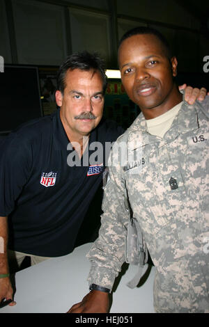 US-Soldaten treffen sich während der von der USO gesponserten NFL Coaches Tour am 4. Juli im Camp Liberty, Bagdad, während eines Independence Day Events. Stockfoto