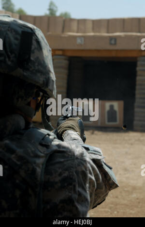 Sgt. Emily Anderson, gebürtig aus Birmingham, Alabama, und ein 314th Public Affairs Operation Center Escort, entlädt sich ihre 9mm Beretta Pistole während einer Qualifikation an Wohlstand Bereich, Forward Operating Base Wohlstand, Bagdad, Irak, Juli 11. Soldaten gelegentlich erneut auf ihre Waffen auf der Range zu verbessern ihre Schießkünste und Aufrechterhaltung militärischer Treffsicherheit Standards zu qualifizieren. Soldaten bis zum Standard in grundlegenden Treffsicherheit 186906 Stockfoto