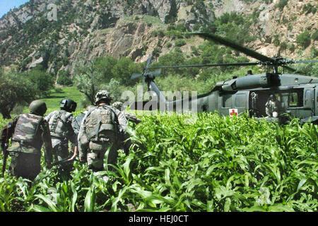 NURISTAN Provinz, Afghanistan – Afghan National Security Forces und US-Armeesoldaten evakuieren medizinisch ein Aufständischer, die verwundet wurde, nach dem Angriff der Koalitionstruppen, eine amerikanische Basis, um weitere medizinische Behandlung, während der Operation Bergfeuer, Juli 12. US-Armeesoldaten vom 1. Bataillon, 32. Infanterie-Regiment, 10th Mountain Division, gemeinsam mit ANSF Mitglieder schnell gesichert Hauptziele in isolierten Dorf Barge Matal in Nuristan Provinz, Afghanistan, die von Aufständischen vor einigen Tagen überwältigt wurde. (Foto von US Armee Sgt. Matthew C. Moeller, Stockfoto