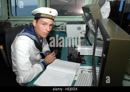 Crew-Mitglieder von der deutschen Frigatte Emden Mann ihre Stationen während der Fahrt mit der USS Dwight D. Eisenhower, zu heiraten. Die Emden Offiziere und Unteroffiziere zur Verfügung gestellt Schiffstouren und Q &amp; A über das Schiff Fähigkeiten, Einrichtungen wie z. B. Medizin, dental, Standardarbeitsanweisungen und allgemeine Fragen über das Leben am Meer. Nachdem die Emden ihren Platz in der Formation hat, dienten Schiff-Helo Operationen jeder auf der USS Eisenhower zu bewegen. (Foto von James Fidel) NATO zeigt die Fähigkeiten von SMNG1 611316 Stockfoto