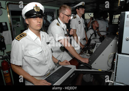 Crew-Mitglieder von der deutschen Frigatte Emden Mann ihre Stationen während der Fahrt mit der USS Dwight D. Eisenhower, zu heiraten. Die Emden Offiziere und Unteroffiziere zur Verfügung gestellt Schiffstouren und Q &amp; A über das Schiff Fähigkeiten, Einrichtungen wie z. B. Medizin, dental, Standardarbeitsanweisungen und allgemeine Fragen über das Leben am Meer. Nachdem die Emden ihren Platz in der Formation hat, dienten Schiff-Helo Operationen jeder auf der USS Eisenhower zu bewegen. (Foto von James Fidel) NATO zeigt die Fähigkeiten von SMNG1 611317 Stockfoto