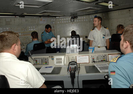 Crew-Mitglieder von der deutschen Frigatte Emden Mann ihre Stationen während der Fahrt mit der USS Dwight D. Eisenhower, zu heiraten. Die Emden Offiziere und Unteroffiziere zur Verfügung gestellt Schiffstouren und Q &amp; A über das Schiff Fähigkeiten, Einrichtungen wie z. B. Medizin, dental, Standardarbeitsanweisungen und allgemeine Fragen über das Leben am Meer. Nachdem die Emden ihren Platz in der Formation hat, dienten Schiff-Helo Operationen jeder auf der USS Eisenhower zu bewegen. (Foto von James Fidel) NATO zeigt die Fähigkeiten von SMNG1 611322 Stockfoto