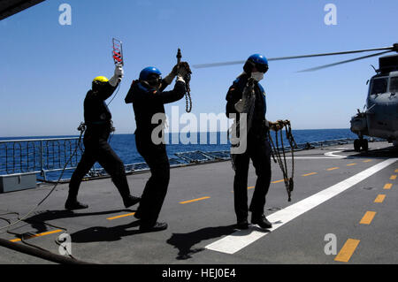 Crew-Mitglieder von der deutschen Frigatte Emden Mann ihre Stationen während der Fahrt mit der USS Dwight D. Eisenhower, zu heiraten. Die Emden Offiziere und Unteroffiziere zur Verfügung gestellt Schiffstouren und Q &amp; A über das Schiff Fähigkeiten, Einrichtungen wie z. B. Medizin, dental, Standardarbeitsanweisungen und allgemeine Fragen über das Leben am Meer. Nachdem die Emden ihren Platz in der Formation hat, dienten Schiff-Helo Operationen jeder auf der USS Eisenhower zu bewegen. (Foto von James Fidel) NATO zeigt die Fähigkeiten von SMNG1 611324 Stockfoto