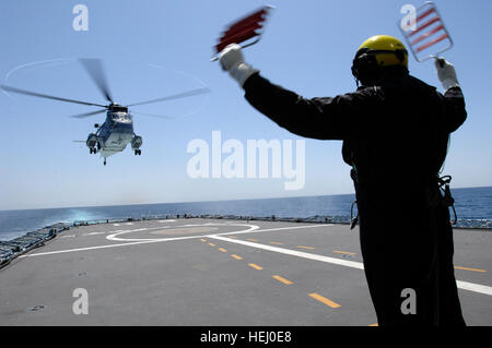 Crew-Mitglieder von der deutschen Frigatte Emden Mann ihre Stationen während der Fahrt mit der USS Dwight D. Eisenhower, zu heiraten. Die Emden Offiziere und Unteroffiziere zur Verfügung gestellt Schiffstouren und Q &amp; A über das Schiff Fähigkeiten, Einrichtungen wie z. B. Medizin, dental, Standardarbeitsanweisungen und allgemeine Fragen über das Leben am Meer. Nachdem die Emden ihren Platz in der Formation hat, dienten Schiff-Helo Operationen jeder auf der USS Eisenhower zu bewegen. (Foto von James Fidel) NATO zeigt die Fähigkeiten von SMNG1 611326 Stockfoto