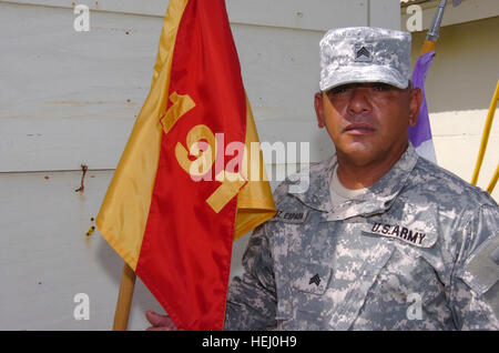 GUANTANAMO BAY, Kuba – Armee Sgt. Ricardo Ortiz Espada, Mitglied der Puerto Rico National Guard Headquarters und Headquarters Company mit Joint Task Force Guantanamo wurde ein begeisterter Läufer, da war er acht Jahre alt. Espada rennend Fähigkeit erlaubt es ihm, Service-Mitglieder zu fördern, die Auseinandersetzung mit laufen. JTF Guantanamo führt sicher, humane, rechtliche und transparente Pflege und Obhut der Gefangenen, einschließlich der Militärkommission und die verurteilten bestellt von einem Gericht freigegeben. Die JTF führt Intelligenzansammlung, Analyse und Verbreitung für den Schutz von Häftlingen und Stockfoto