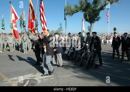 Veteranen des ersten Special Service Force (The Devil's Brigade) marschieren in Formation während einer Trauerfeier für ihren 60. Wiedersehen bei Helena, Mt. am 18. August 2006.  Die erste spezielle Dienste zwingen an Ft Harrison, Mt. im Juli 1942 als gemeinsame Kraft des Amerikaners gebildet und kanadische Soldaten ausgebildet, um eine Elite Strike werden Kraft und war der Vorläufer der heutigen Special Forces.  (Offizielle US Armee-Foto von SSG Roger Dey) (Freigegeben) 1st Special Service Force 60. Wiedersehen in Helena 2006-08-18-2 Stockfoto