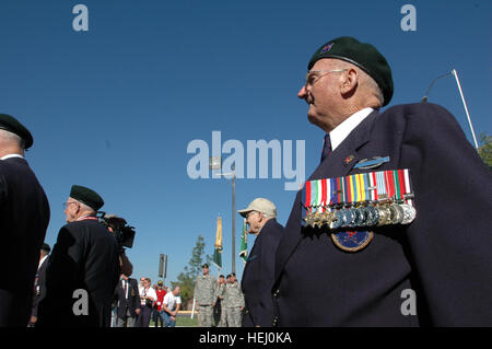 Wilfred Paquette, eine kanadische Veteran des ersten Special Service Force (The Devil's Brigade), marschiert in Formation während einer Trauerfeier für ihren 60. Wiedersehen bei Helena, Mt. am 18. August 2006. Die erste spezielle Dienste zwingen an Ft Harrison, Mt. im Juli 1942 als gemeinsame Kraft des Amerikaners gebildet und kanadische Soldaten ausgebildet, um eine Elite Strike werden Kraft und war der Vorläufer der heutigen Special Forces.  (Offizielle US Armee-Foto von SSG Roger Dey) (Freigegeben) 1st Special Service Force 60. Wiedersehen in Helena 2006-08-18-3 Stockfoto