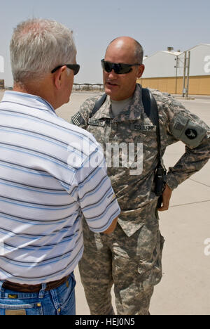 Nevada Gouverneur Jim Gibbons spricht mit Major General David J. Elicerio, stellvertretender Kommandierender general für Operationen der Multi-National Division - Süd, nach Basra Flugplatz während eines Besuchs in MND-S Hauptquartier Kontingenz Operating Base Basra, Irak, Juli 19. Gibbons kam nach COB Basra als Teil einer drei-Gouverneur-Tour die Minnesota Gouverneur Tim Pawlenty und Missouri Gouverneur Jay Nixon enthalten. Nevada Gouverneur Touren Irak, trifft sich mit Truppen 188821 Stockfoto