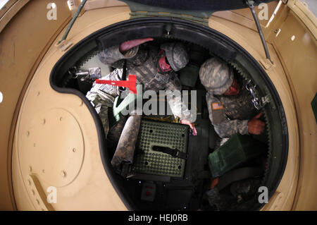 Sgt. Shann Snyder von Billings Mont hängt in seinen Sicherheitsgurt während Sgt Glen Naylor selbst während des Trainings in der Humvee Egress Hilfe Trainer kostenlos arbeitet. Snyder und Naylor, Mitglieder der Nationalgarde Montana Detachment 2, 484th Military Police Company, trainierten auf Schlacht Übungen lernen, wie man reagieren auf die Desorientierung und Verwirrung verbunden mit einem Überschlag des Fahrzeugs während der 484th MP Co.s jährliche Weiterbildung bei ft. Harrison, Mont. Die 484th MP Co. soll im Frühjahr 2010 bereitstellen. ((US Armee Foto von Sgt 1. Klasse Roger M. Dey)(Released) Flickr - der US-Armee - Hu Stockfoto