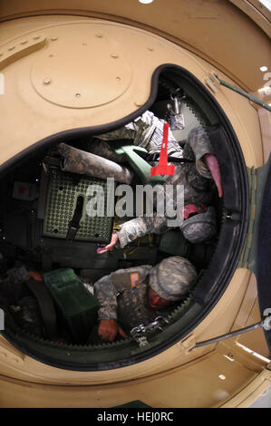 Sgt. Shann Snyder von Billings Mont hängt in seinen Sicherheitsgurt während Sgt Glen Naylor selbst während des Trainings in der Humvee Egress Hilfe Trainer kostenlos arbeitet. Snyder und Naylor, Mitglieder der Nationalgarde Montana Detachment 2, 484th Military Police Company, trainierten auf Schlacht Übungen lernen, wie man reagieren auf die Desorientierung und Verwirrung verbunden mit einem Überschlag des Fahrzeugs während der 484th MP Co.s jährliche Weiterbildung bei ft. Harrison, Mont. Die 484th MP Co. soll im Frühjahr 2010 bereitstellen. ((US Armee Foto von Sgt 1. Klasse Roger M. Dey)(Released) Flickr - der US-Armee - Hu Stockfoto