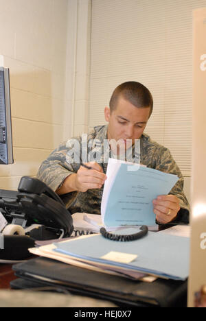 GUANTANAMO BAY auf Kuba – Air Force Captain David Wilson erforscht Dokumente für die neue optimierte Joint Personal Center Betriebsanweisung in US Naval Station Guantanamo Bay, 23. Juli 2009. Der GPA Verwaltung unterstützt und Prozesse Dokumente für Mitglieder der Joint Task Force Guantanamo-Service verlassen. JTF Guantanamo führt sicher, humane, rechtliche und transparente Pflege und Obhut der Gefangenen, einschließlich der Militärkommission und die verurteilten bestellt von einem Gericht freigegeben. Die JTF führt Intelligenzansammlung, Analyse und Verbreitung für den Schutz von Häftlingen Stockfoto