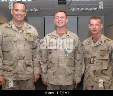 GUANTANAMO BAY auf Kuba – Navy Petty Officer 3rd Class Evan Hill mit der Joint Intelligence Group von Navy Rear Admiral Tom Copeman, Joint Task Force Guantanamo Kommandant und Marine Master Chief Petty Officer Scott Fleming, senior JTF erkannt wird, Führer, für seine Leistung in seiner Ernennung zum Trooper des Quartier, 4. August 2009 eingetragen. Hill, der seit zwei Jahren in der Marine ist am US Naval Station Guantanamo Bay zur Unterstützung der Joint Task Force Guantanamo stationiert. JTF Guantanamo durchführt, sichere, humane, rechtliche und transparente Pflege und Obhut der Gefangenen, einschließlich den Verurteilten von mil Stockfoto