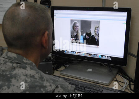 Die Soldaten der Nationalgarde von Minnesota interagieren mit Familienmitgliedern im Youth Camp während ihres Dienstes im Irak, wobei sie operative Aufgaben und Familieneinsatz miteinander in Einklang bringen. Stockfoto