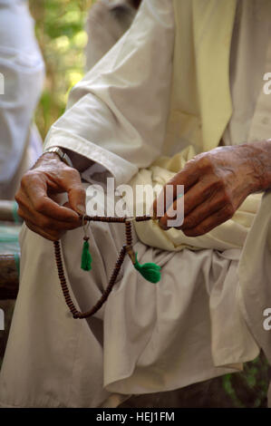 Ein Mann Kupplungen beim sprechen mit US-Militärangehörige von Nangarhar Provincial Reconstruction Team aus Forward Operating Base Finley Schilde über den künftigen Bedarf seines Landes in der Aziz Kheyl Dorf in Afghanistan, Aug. 10, eine Perlenkette. Soldaten in Aziz Kheyl 197816 Stockfoto