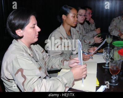 Navy Petty Officer 3rd Class Danielle Mugford, Schatzmeister des Vereins Junior Seemann präsentiert das aktuelle Budget an Gruppenmitglieder während eines Treffens am US Naval Station Guantanamo Bay, Aug. 18. Die GK ist eine Service-orientierte Organisation, die ein Mittel bietet zu unterstützen und an die Community zurückgeben. Mugford erhält Joint Task Force Guantanamo. JTF Guantanamo führt sicher, humane, rechtliche und transparente Pflege und Obhut der Gefangenen, einschließlich der Militärkommission und die verurteilten bestellt von einem Gericht freigegeben. Die JTF führt Intelligenzansammlung, Analyse und Themensammlung Stockfoto