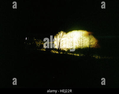 Die Kanone ein M60A1 Panzer feuert während einer Übung auf der Boydston-Range von der Armee-Rüstung Mitte feuern. M60A1 Panzer feuern, 1982 Stockfoto