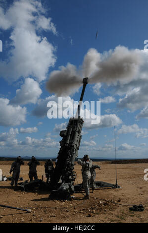 US-Armeesoldaten vom 4. Bataillon, 319th Airborne Field Artillery Regiment, Sitz in Bamberg, Deutschland, Feuer eine M777A2 im Bereich von scharfer Munition in Grafenwöhr, Deutschland am 29. August 2009.  (Foto: U.S. Army PFC Joshua Grenier/freigegeben) US-Armee 52550 090829-A-5981G-045 Stockfoto