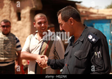 Lt. Col.Sabbar Shahab, Yaychi irakische Polizei Executive Officer, schüttelt Hände mit einem lokalen Mann während einer gemeinsamen Auftritt Patrouille mit US-Soldaten vom 1. Bataillon, 8. Kavallerie, 2nd Brigade Combat Team, 1. Kavallerie-Division in Bajwan, Irak, Sept. 5. Kombinierte Präsenz Patrol 201624 Stockfoto