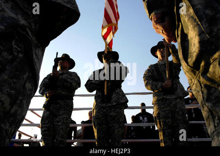 US-Armeesoldaten mit der 3. Heavy Brigade Combat Team, 1. Kavallerie-Division, präsentieren die Farben bei "Fight Night für Helden", die erste jemals mixed Martial-Arts Kämpfe statt im Irak auf Forward Operating Base Marez in Mosul, Irak, 5. September 2009.  Die Veranstaltung, gesponsert von Xtreme Couture G.I.-Stiftung, empfohlene meist aktiven Dienst militärische Mitglieder mit 17 kämpft auf der Karte und mehr als 1.000 Soldaten, Matrosen, Piloten, Marines und Zivilisten anwesend.  (U.S. Air Force Photo von Senior Airman Kamaile Chan/nicht überprüft) Flickr - der US-Armee - präsentieren die Farben bei "Fight Night für Helden Stockfoto