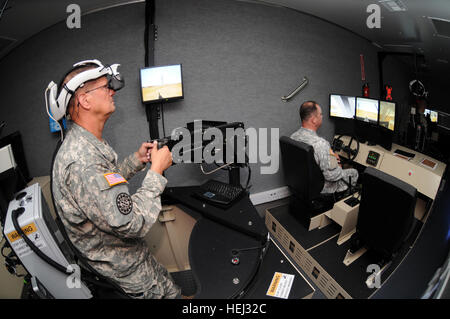 090911-A-9581M-3092 Sgt. 1. Klasse John Borchardt betreibt die VRCT.50 cal virtuellen Maschinengewehr zwar Staff Sgt David Simmons an den Schalthebeln der virtuelle Route Clearance Trainer Husky Fahrzeug montiert Minensuchgerät. Beiden Unteroffiziere sind Beobachter-Controller-Trainer mit der 181. Infanterie-Brigade. Foto von Tom Michele, staatlich beauftragten Mitarbeiter Team Adler Systeme dienen der PAO am Fort McCoy, Wisconsin, USA-Veröffentlichung oder kommerzielle Nutzung dieses Materials erfordert eine Freigabe durch ein US-Offizier und Public Affairs. Kredit-US Army-Foto. US-Armee 51745 Soldaten im Fort McCoy trainieren auf virtuelle R Stockfoto