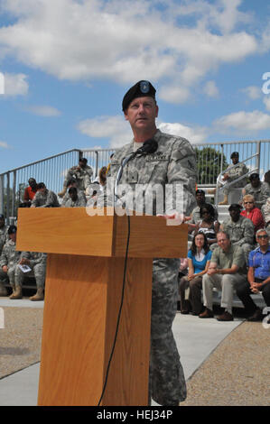 Major General Lynn A. Collyar, U.S. Army Ordnance School Kommandierender general spricht auf der uncasing der OS Farben und September 11 Memorial abgehaltenen Sustainment Center of Excellence. Die uncasing der Farben Signfies der Artillerie-Schule offizielle Übergabe an Fort Lee. Foto von Kimberly Fritz, Fort Lee Public Affairs. US Army 51004 neue Ära für Artillerie Stockfoto