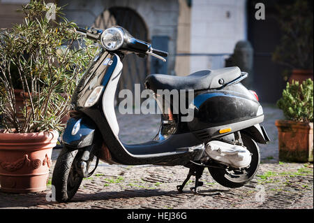 Schwarzen Motorroller als eine traditionelle italienische Verkehr in der Stadt Bergamo, Italien Stockfoto