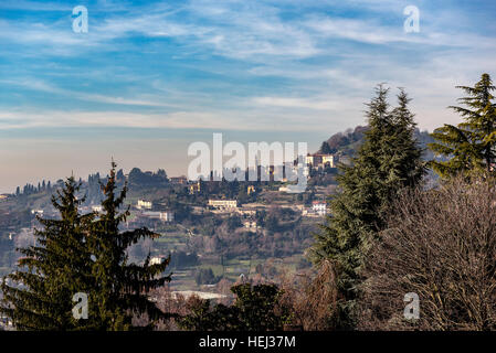 Luftbild-Panorama-Blick auf Bergamo Stadt in Norditalien Stockfoto