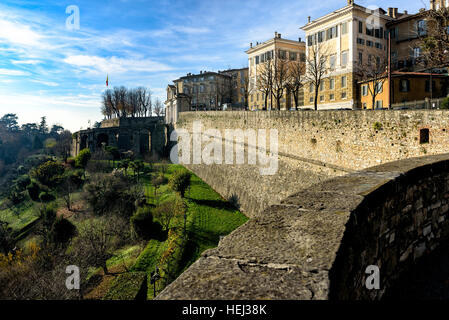 Blick auf Altstadt Citta Alta von Bergamo vom Hügel von San Vigilio. Bergamo, Italien Stockfoto