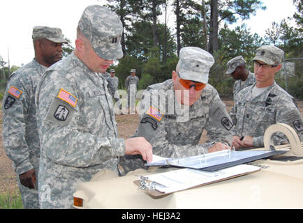 Kapitän Bryan Ward (links), Kommandeur, D Batterie, 5. Bataillon, 353rd Regiment 162. Infanterie-Brigade, Slip Joint Readiness Training Center und Fort Polk Kommandeur, Major General Jamed Yarbrough, auf das Bataillon-Fahrer-Training-Programm. US-Soldaten 52085 D Batterie Antrieb Ausbildungsmission für Bekämpfung Berater Stockfoto