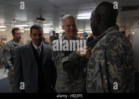 Gouverneur David Paterson überreicht Auszeichnungen mit Oberst Brian K. Balfe Camp Phoenix, Kabul, Afghanistan. Paterson überreichte die Auszeichnungen für Soldaten der 27. Infantry Brigade Combat Team bei seinem Besuch in der New Yorker Einheit. US Armee-Foto von Lukas S. Austin David Paterson Afghanistan Spc. 3 Stockfoto