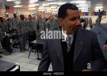 Truppen stehen als Gouverneur David Paterson die Speisesaal Anlage am Camp Phoenix, Kabul, Afghanistan verlässt. Paterson überreicht Auszeichnungen an Mitglieder des 27. Infantry Brigade Combat Team während eines Besuchs in der ausgehenden New Yorker Einheit. Foto: US Army Spc. Luke S. Austin, Fotojournalist David Paterson Afghanistan 2 Stockfoto