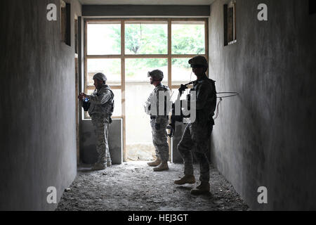 Das Bauprojekt der Mahsaab High School in Kohistan Bezirk, Afghanistan, besuchen Sept. 16, US-Soldaten und Flieger Kapisa-Parwan Provincial Reconstruction Team zugewiesen. Das FHM-Aufgabe ist, den Fortschritt der verschiedenen Baustellen in der afghanischen Provinz Kapisa bewerten und Verbesserung der Lebensbedingungen der afghanischen Bevölkerung zu helfen. Service-Mitglieder besucht verschiedene Schul- und Straße Baustellen 204698 Stockfoto