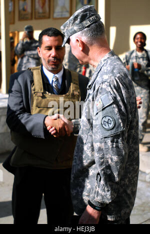 Gouverneur David Paterson schüttelt Col Brian K. Balfe Hand vor seiner Abreise aus Camp Phoenix, Kabul, Afghanistan. Paterson kam nach Camp Phoenix, Truppen von der New Yorker 27. Infantry Brigade Combat Team zu besuchen. Einige Soldaten von der 27. IBCT Auszeichnungen Balfe und Paterson während seines Besuchs präsentierten. Foto: US Army Spc. Luke S. Austin, Fotojournalist David Paterson Afghanistan 4 Stockfoto